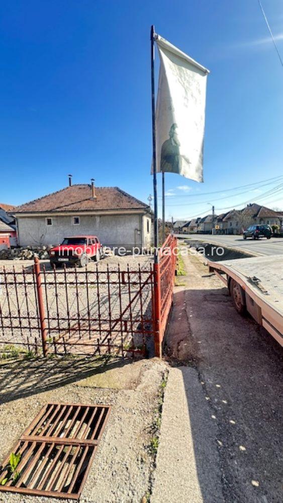 LAPUSEL, teren intravilan cu proiect casa si teren de aprox,10ari!