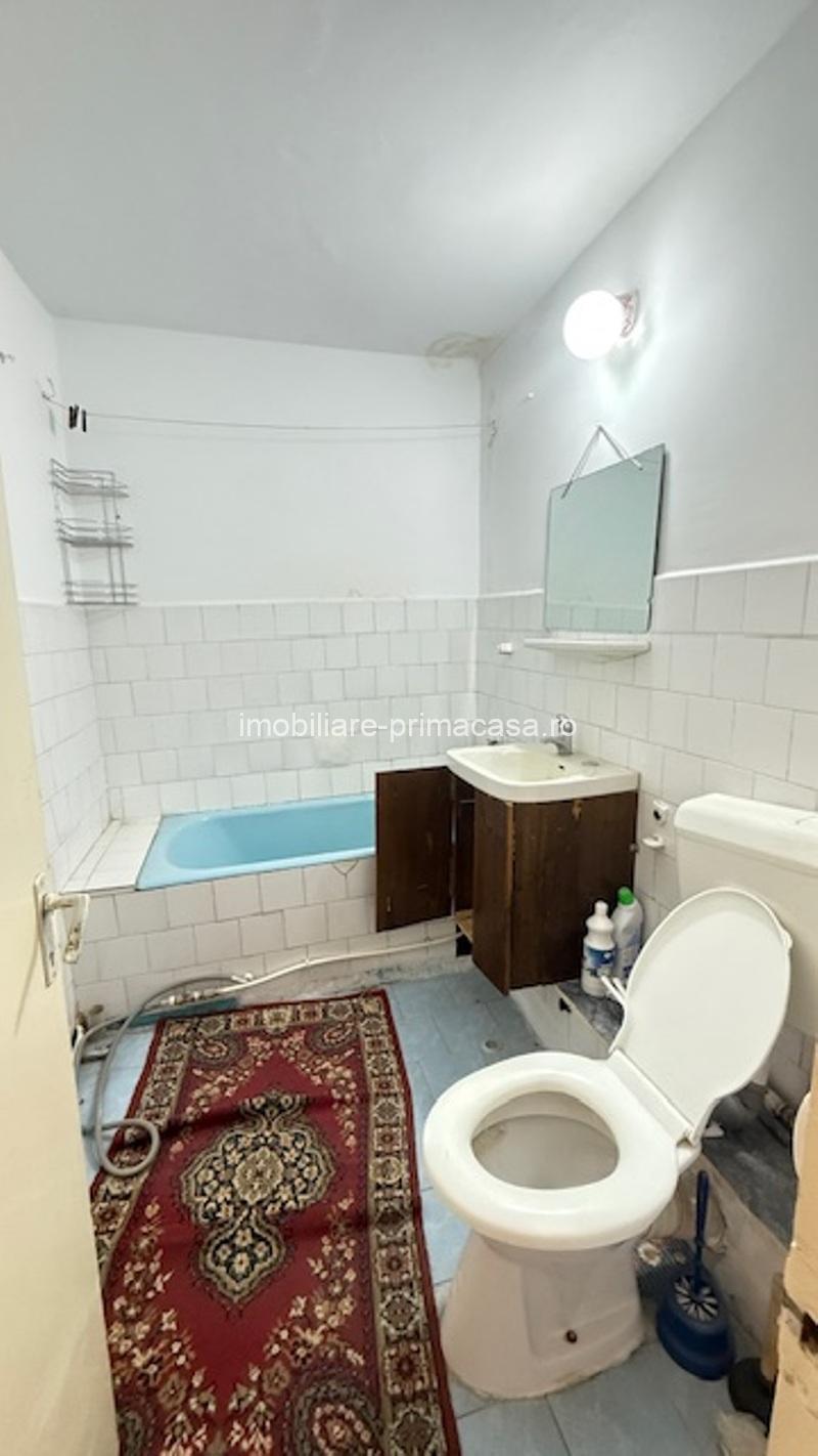 REPUBLICII zona CATEDRALEI 2camere decomandate, etaj4-acoperis! - imagine 9