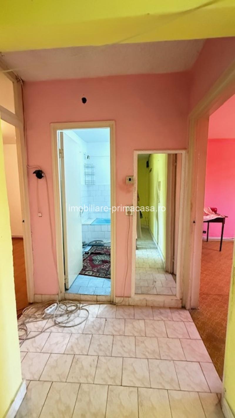 REPUBLICII zona CATEDRALEI 2camere decomandate, etaj4-acoperis! - imagine 5