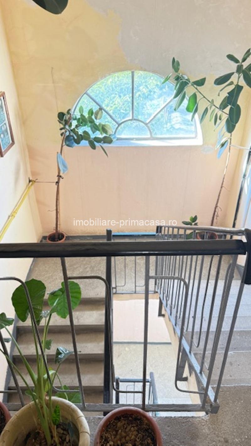 REPUBLICII zona CATEDRALEI 2camere decomandate, etaj4-acoperis! - imagine 2