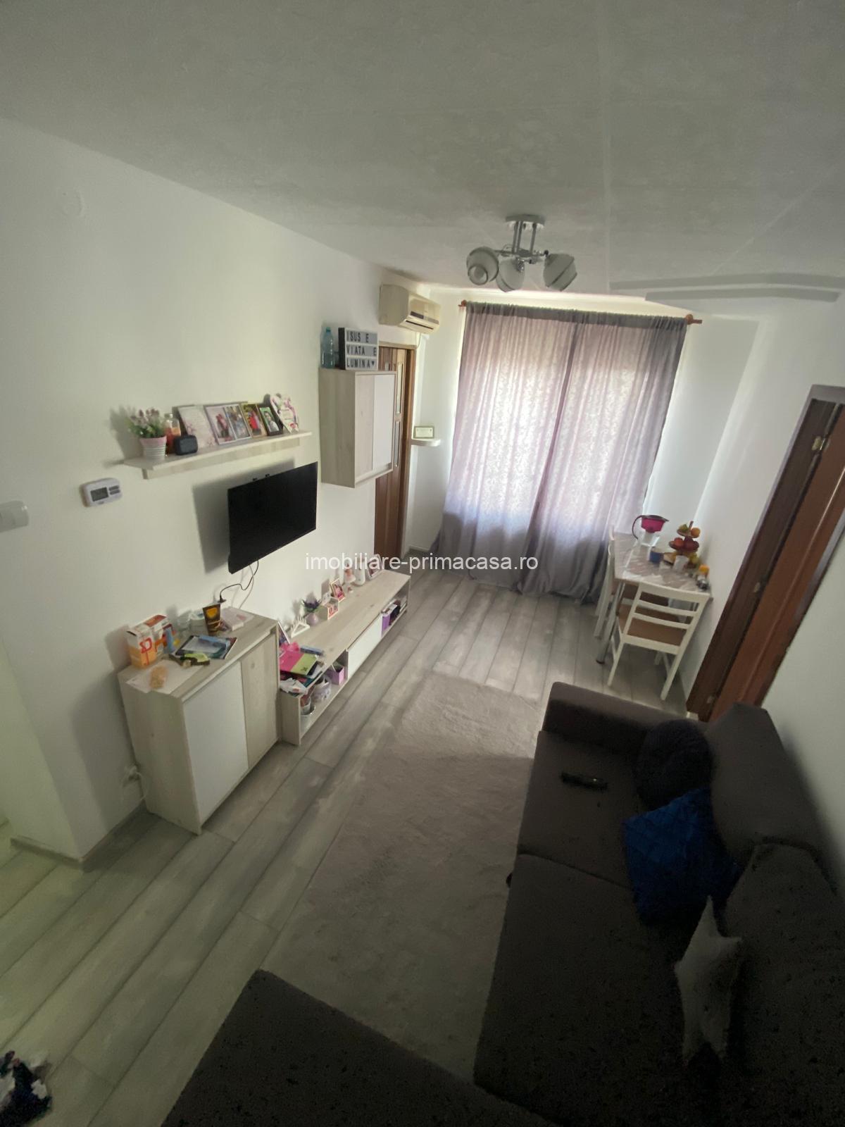 ENESCU , apartament cu 3 camere ,etaj 4 -acoperis!