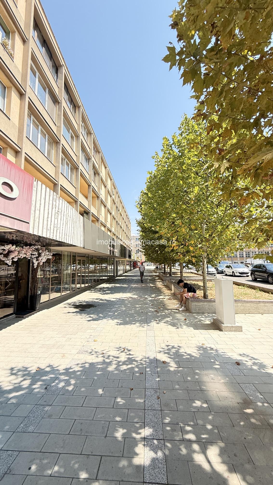 Apartament semidecomandat, Centru – Strada Revoluției, etaj 1, mobilat!